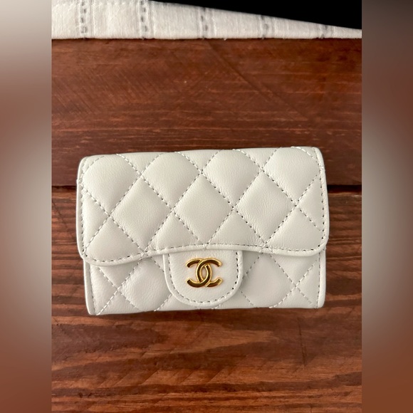 Chanel white sheepskin cardholder with gold hardware - Picture 3 of 8
